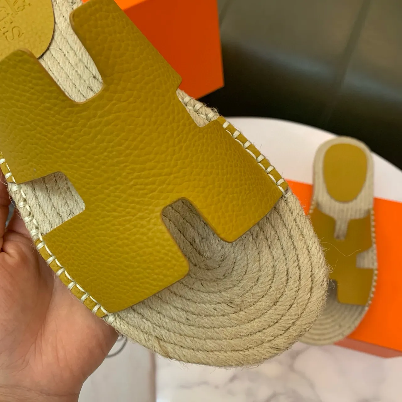 Hermès Oran 芥末黄皮革 H-Strap 编织苎麻拖鞋 7
