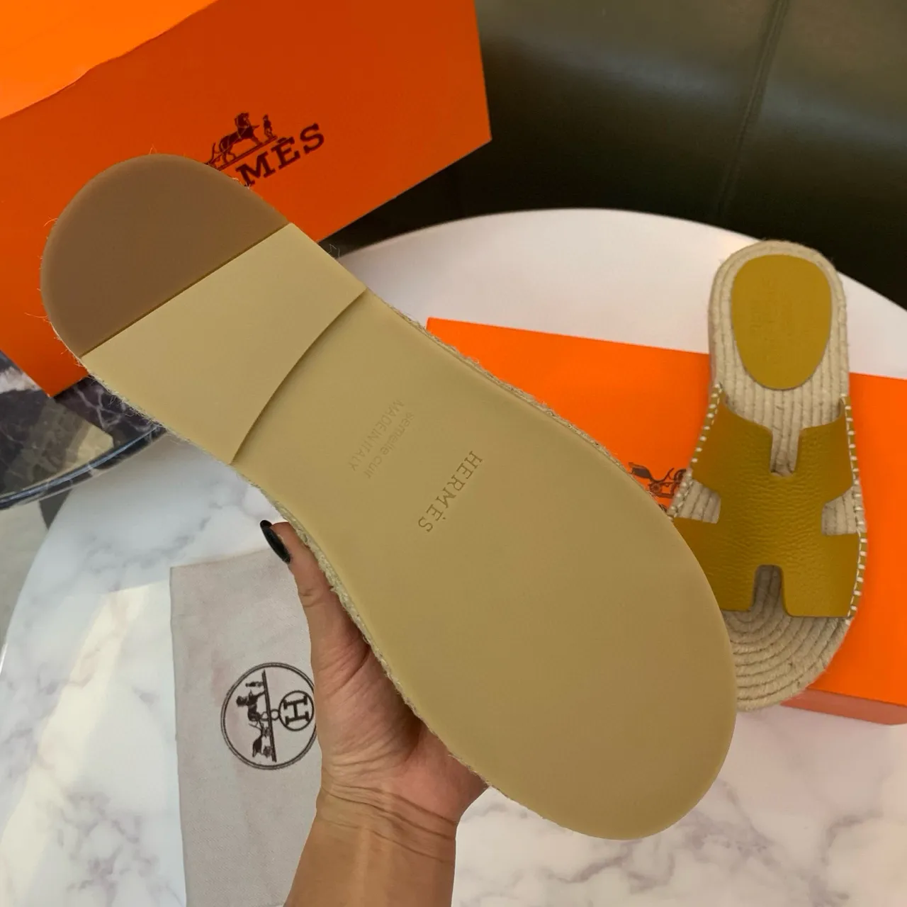 Hermès Oran 芥末黄皮革 H-Strap 编织苎麻拖鞋 8