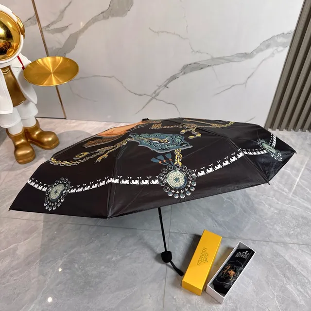 Hermès Parapluie Sac à main noir et or imprimé avec foulard de soie motif équestre 3