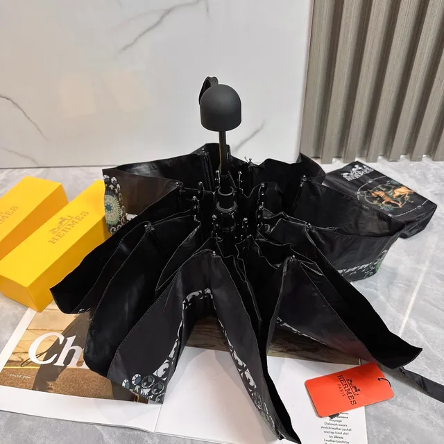 Hermès Parapluie Sac à main noir et or imprimé avec foulard de soie motif équestre 4