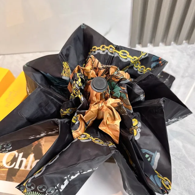 Hermès Parapluie Sac à main noir et or imprimé avec foulard de soie motif équestre 5