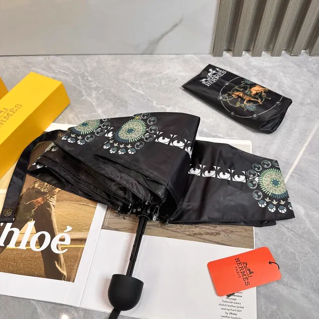 Hermès Parapluie Sac à main noir et or imprimé avec foulard de soie motif équestre 6