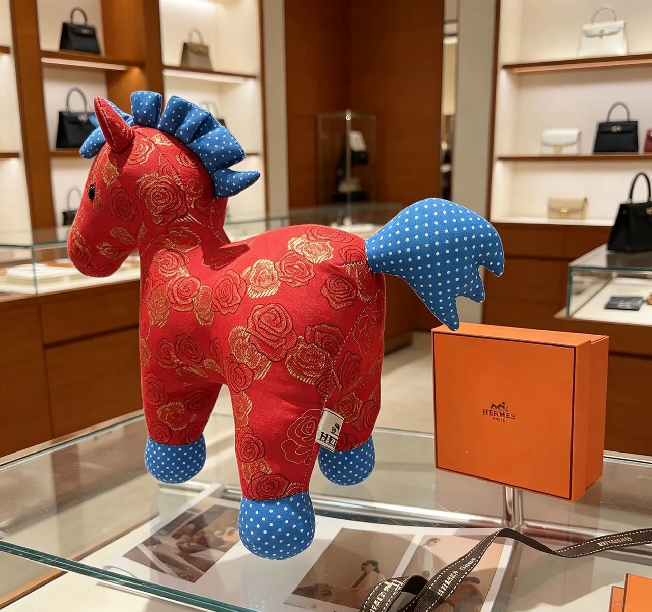 Hermès Sac à main cheval en peluche rouge bleu motif jacquard rose 3