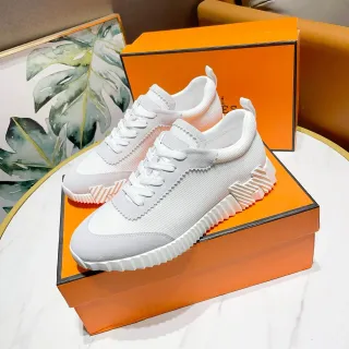 Hermès সাদা ও ধূসর বোনা সুয়েড স্নিকার্স