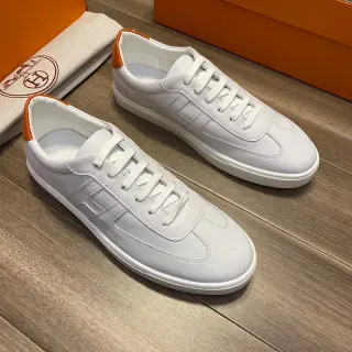 Hermès সাদা এবং কমলা অ্যাকসেন্ট লাইফস্টাইল স্নিকার