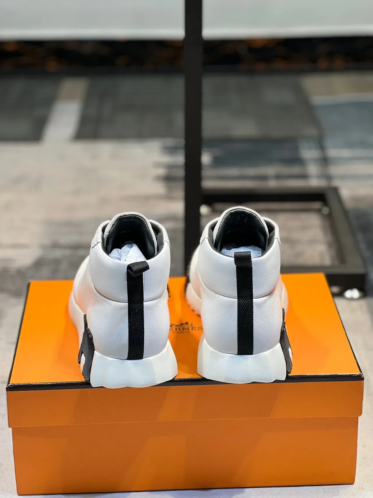 Hermès Sneakers Lifestyle Hautes Blanc et Noir Mélange Cuir et Suède 2