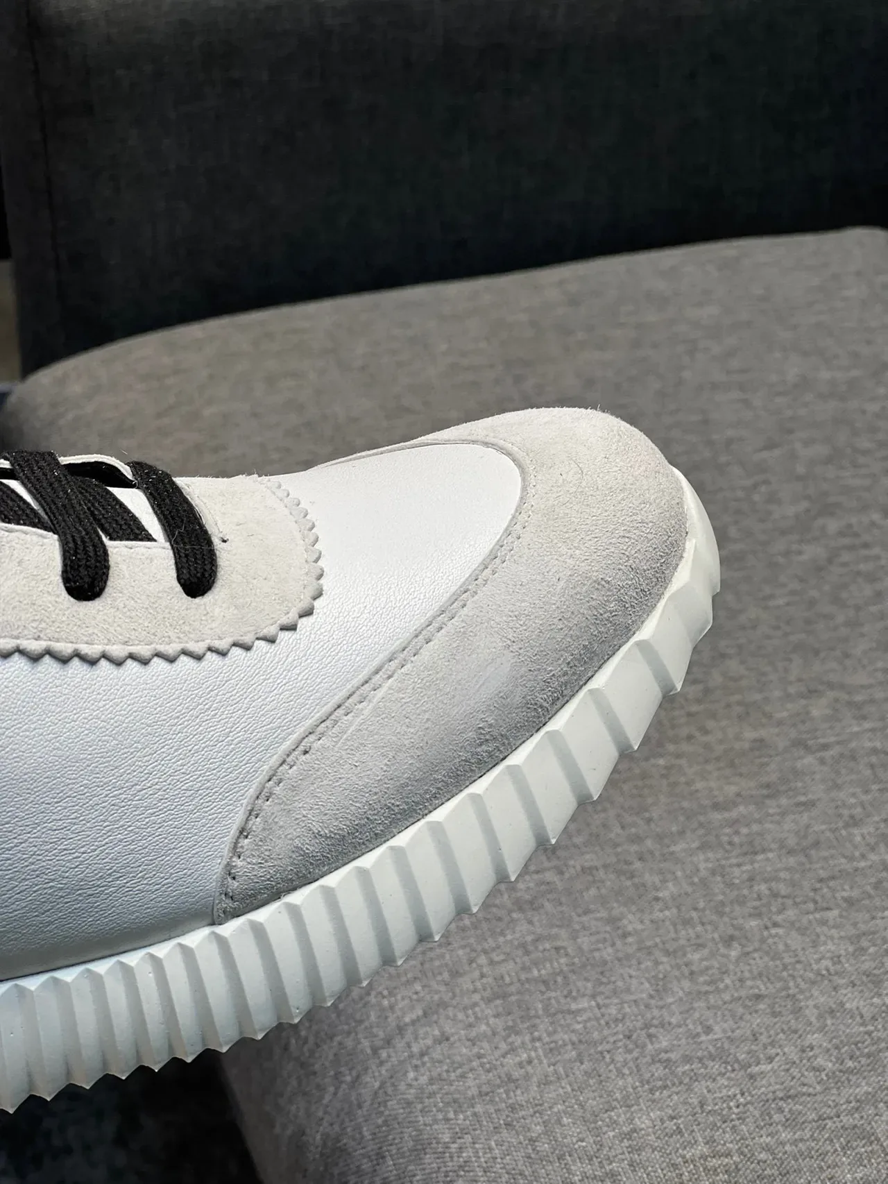 Hermès Sneakers Lifestyle Hautes Blanc et Noir Mélange Cuir et Suède 3