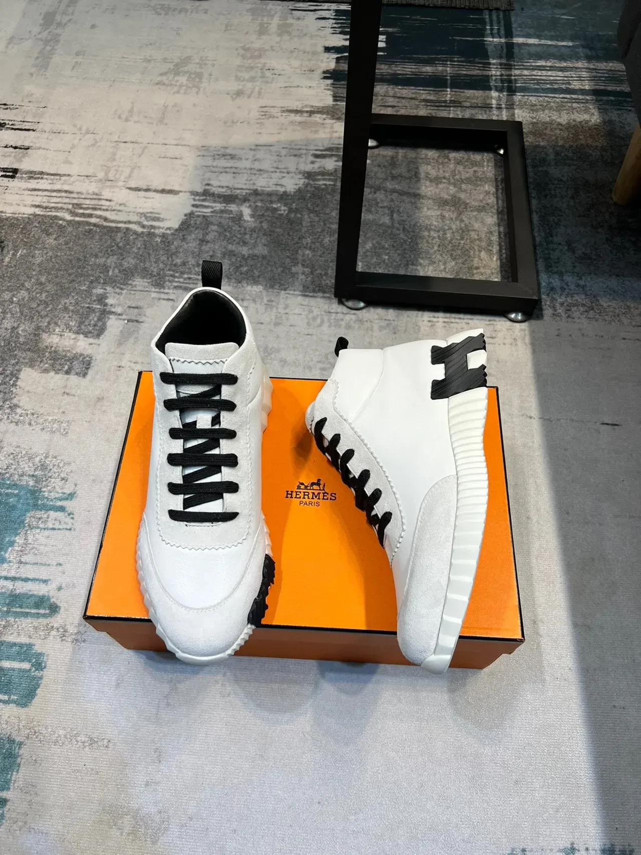 Hermès Sneakers Lifestyle Hautes Blanc et Noir Mélange Cuir et Suède 4