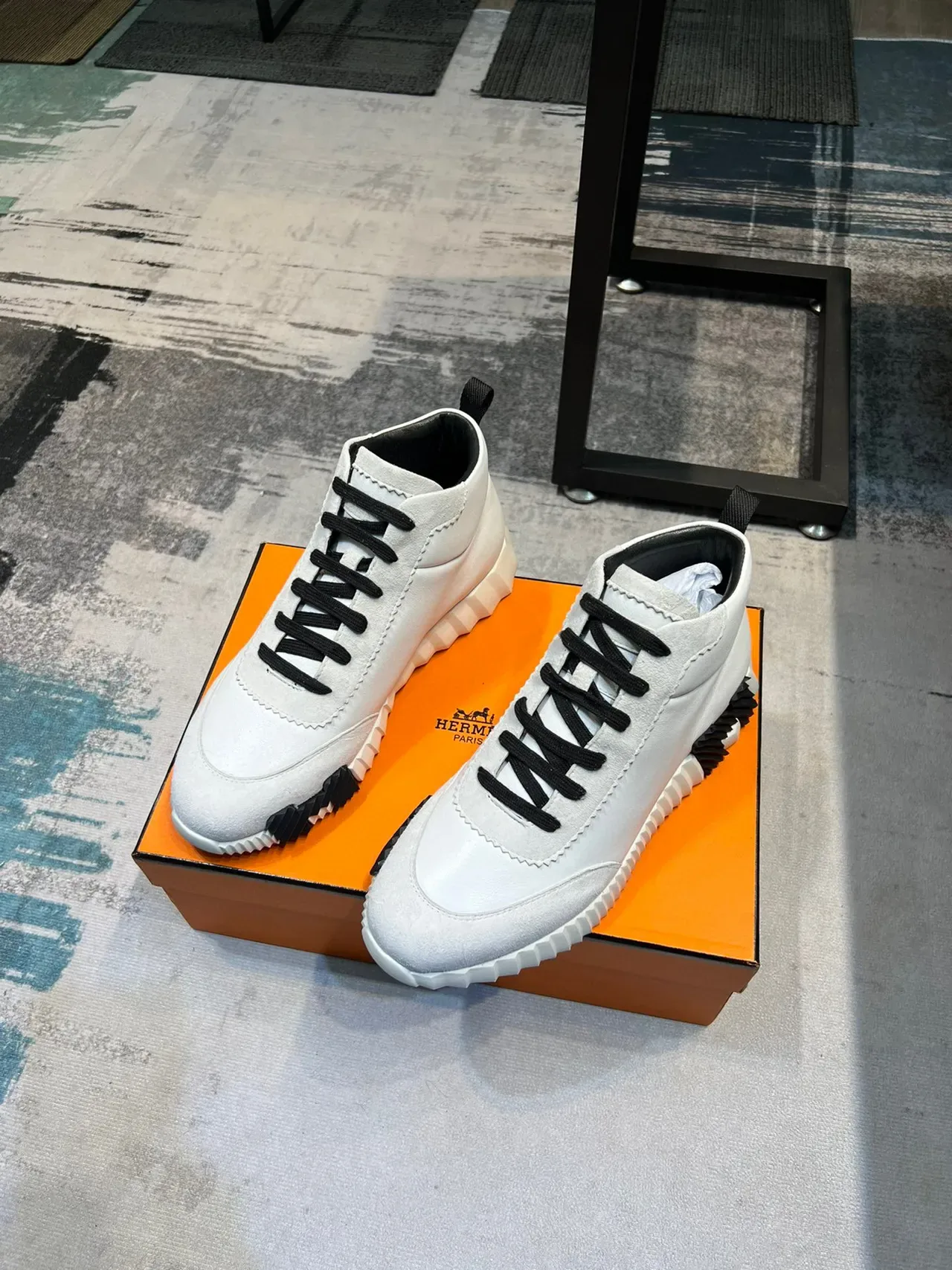 Hermès Sneakers Lifestyle Hautes Blanc et Noir Mélange Cuir et Suède 5