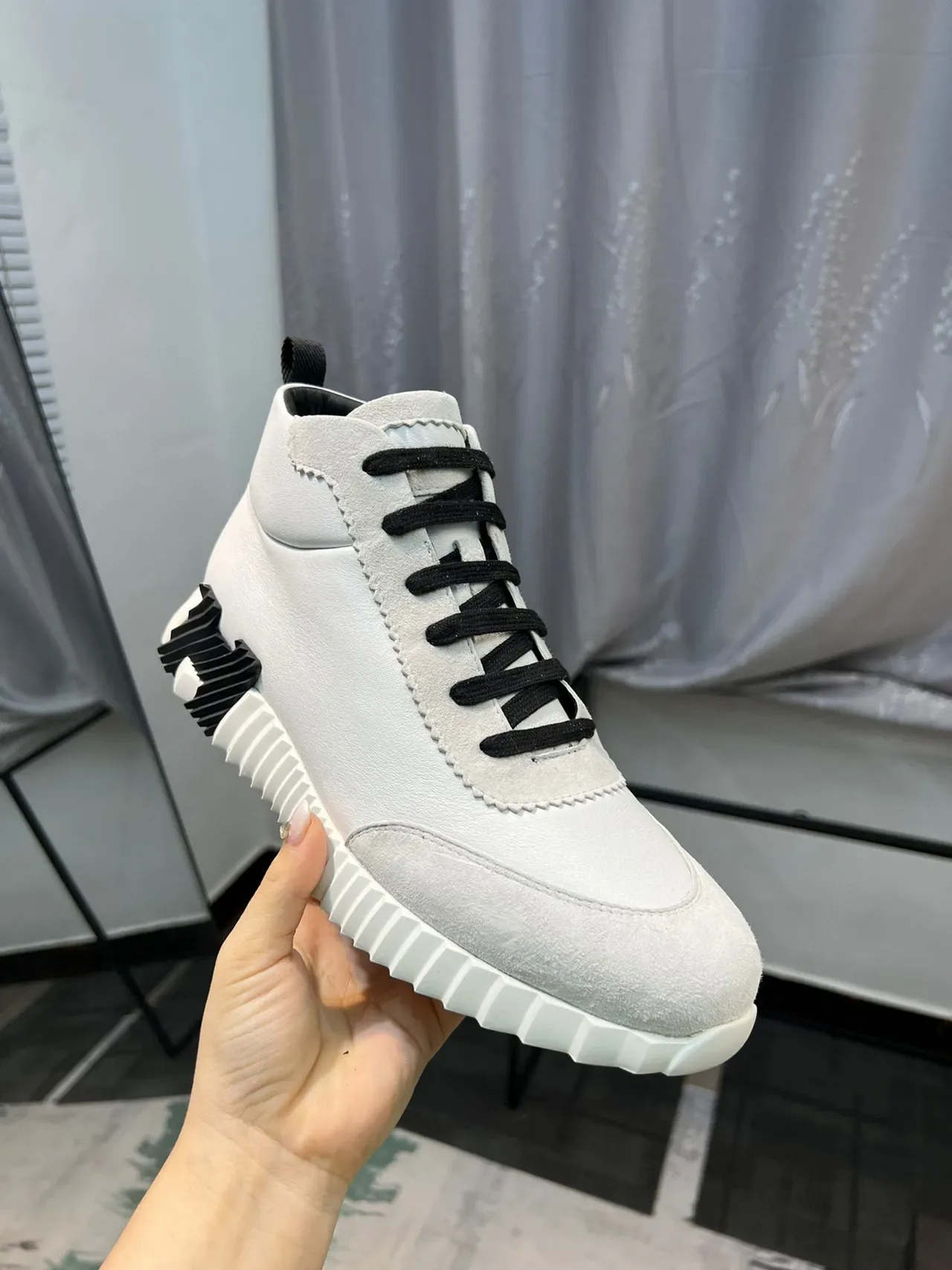 Hermès Sneakers Lifestyle Hautes Blanc et Noir Mélange Cuir et Suède 6