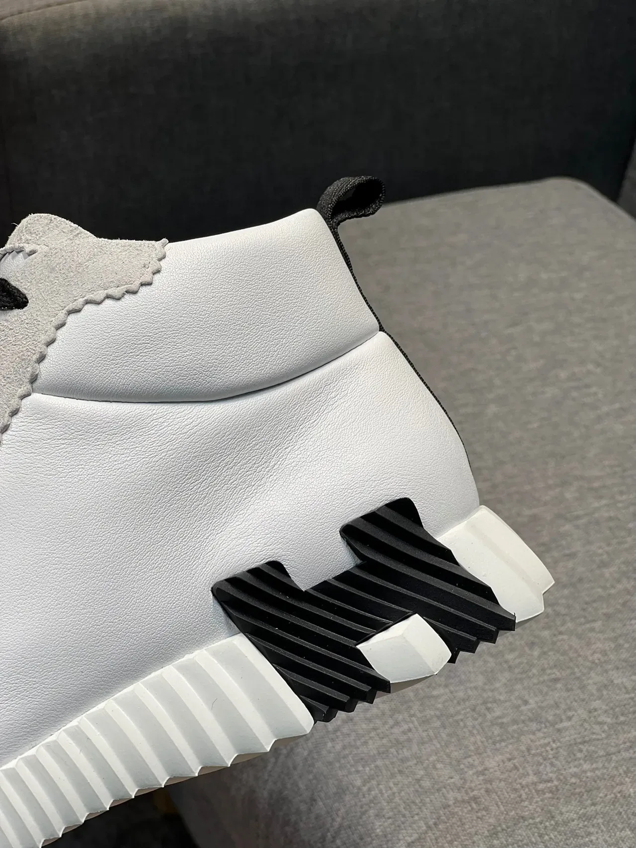 Hermès Sneakers Lifestyle Hautes Blanc et Noir Mélange Cuir et Suède 8