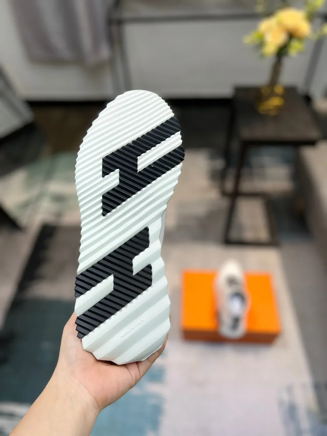 Hermès Sneakers Lifestyle Hautes Blanc et Noir Mélange Cuir et Suède 9
