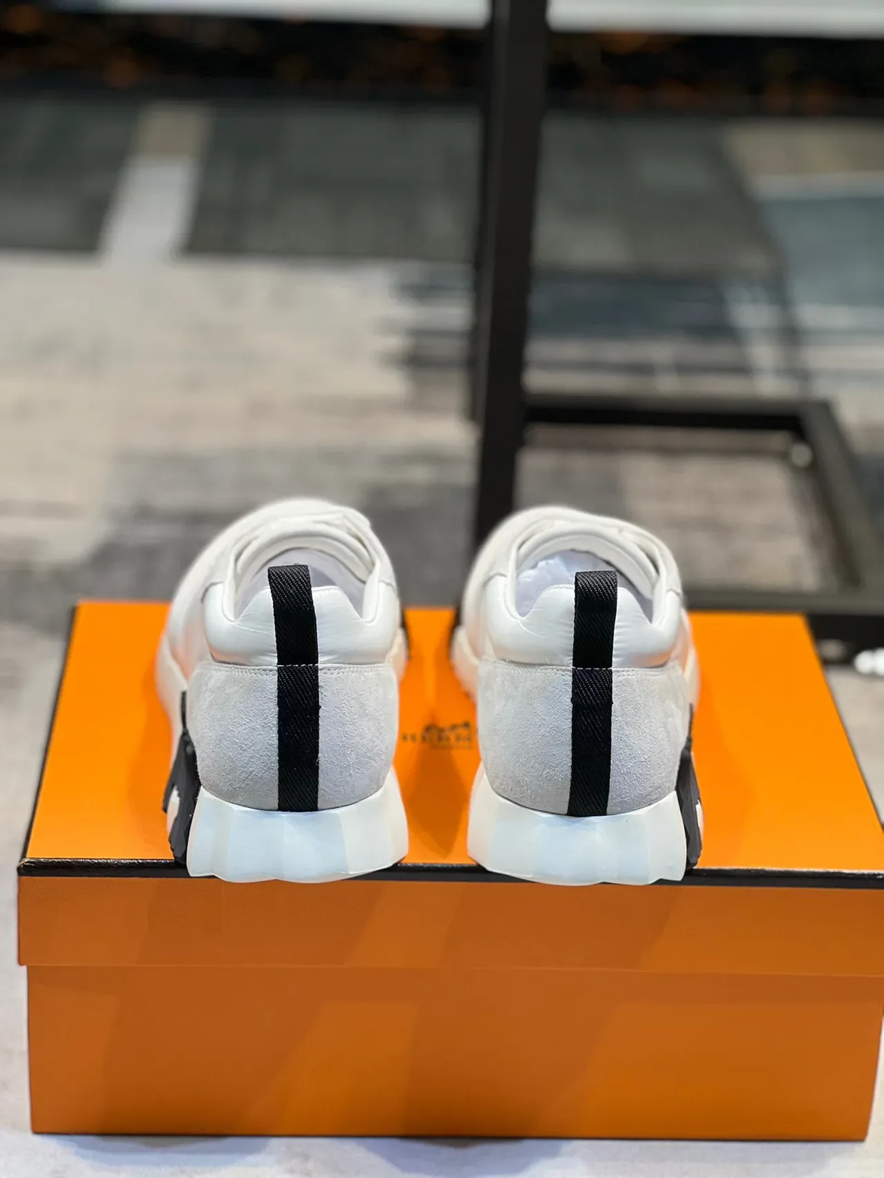 Hermès Sneakers Lifestyle Blanc et Noir Daim et Nylon Supérieur avec Détail de Couture Scallopée 2