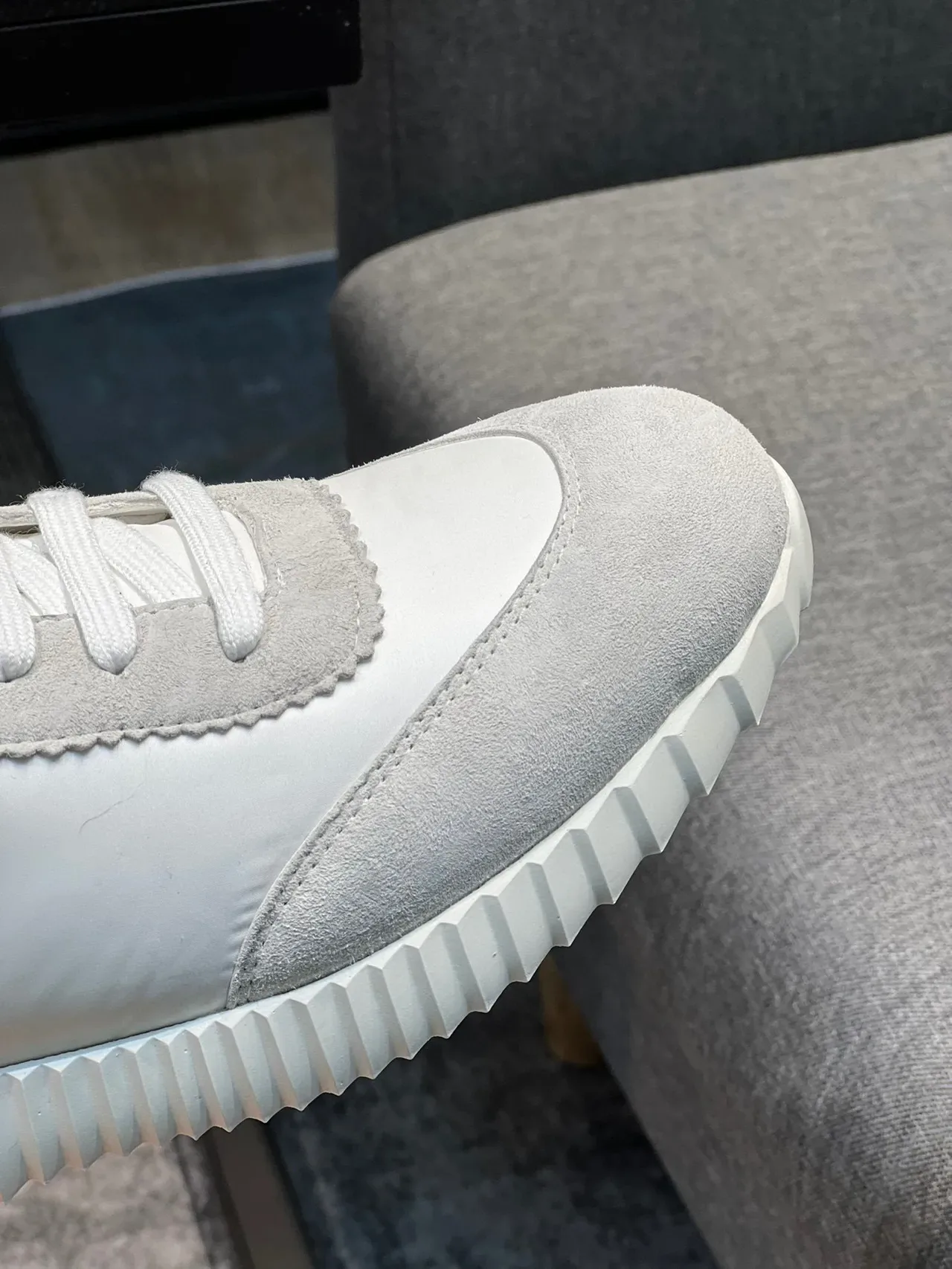 Hermès Sneakers Lifestyle Blanc et Noir Daim et Nylon Supérieur avec Détail de Couture Scallopée 3