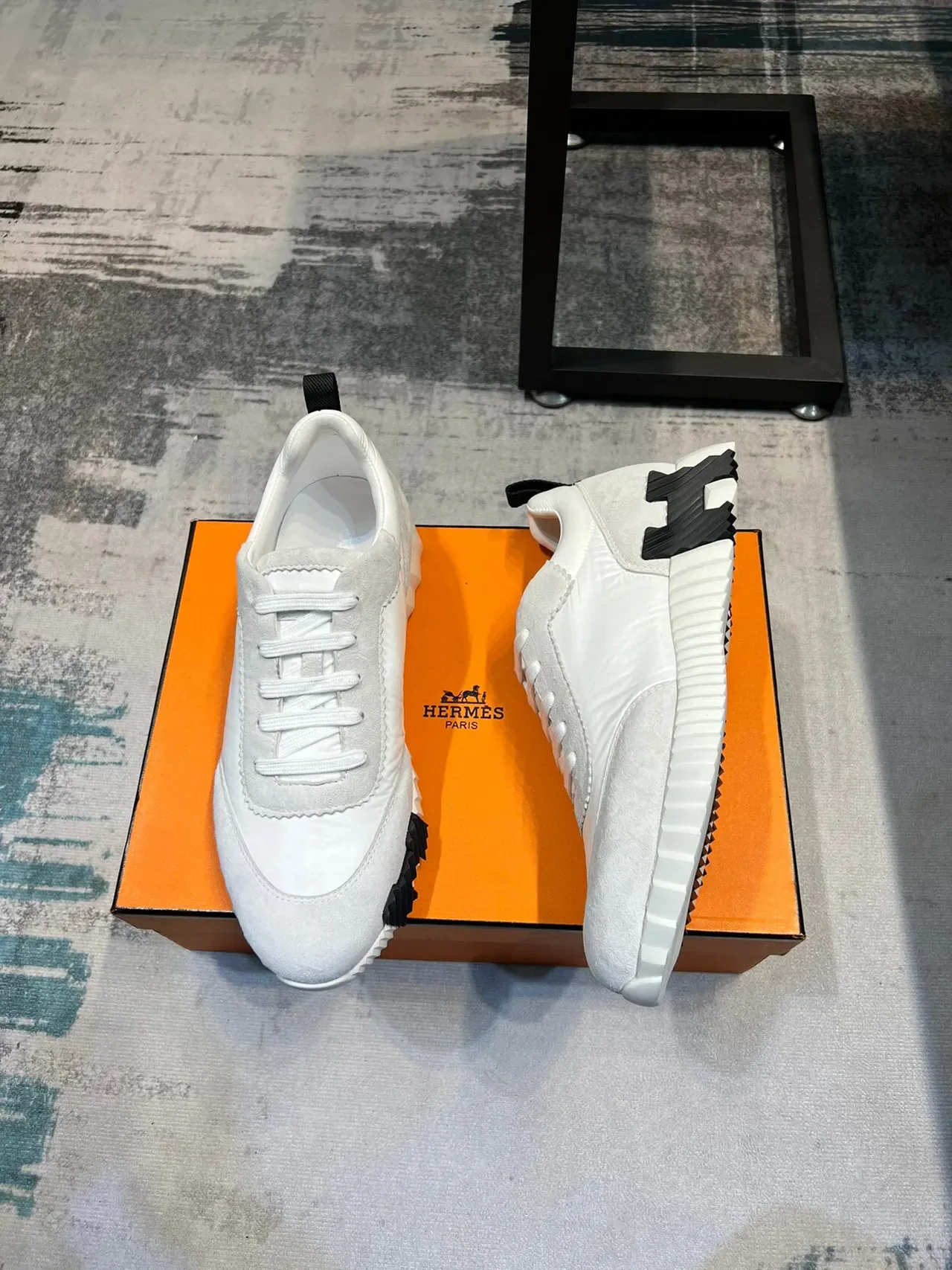 Hermès Sneakers Lifestyle Blanc et Noir Daim et Nylon Supérieur avec Détail de Couture Scallopée 4