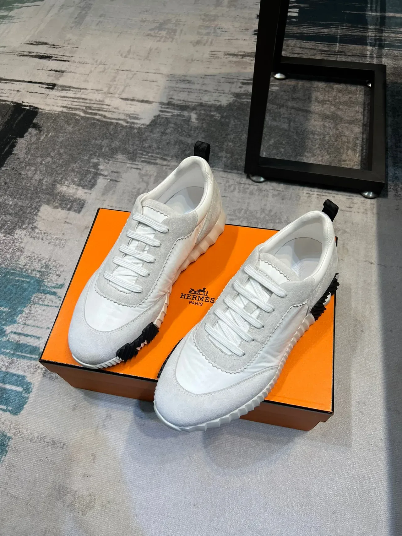 Hermès Sneakers Lifestyle Blanc et Noir Daim et Nylon Supérieur avec Détail de Couture Scallopée 5