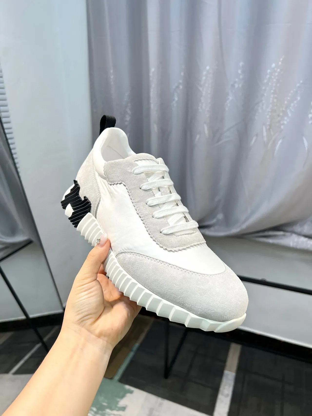 Hermès Sneakers Lifestyle Blanc et Noir Daim et Nylon Supérieur avec Détail de Couture Scallopée 6