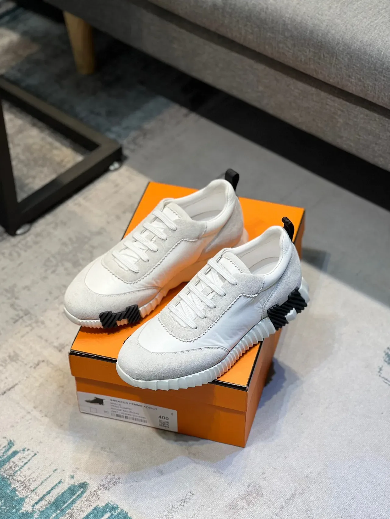 Hermès Sneakers Lifestyle Blanc et Noir Daim et Nylon Supérieur avec Détail de Couture Scallopée 7