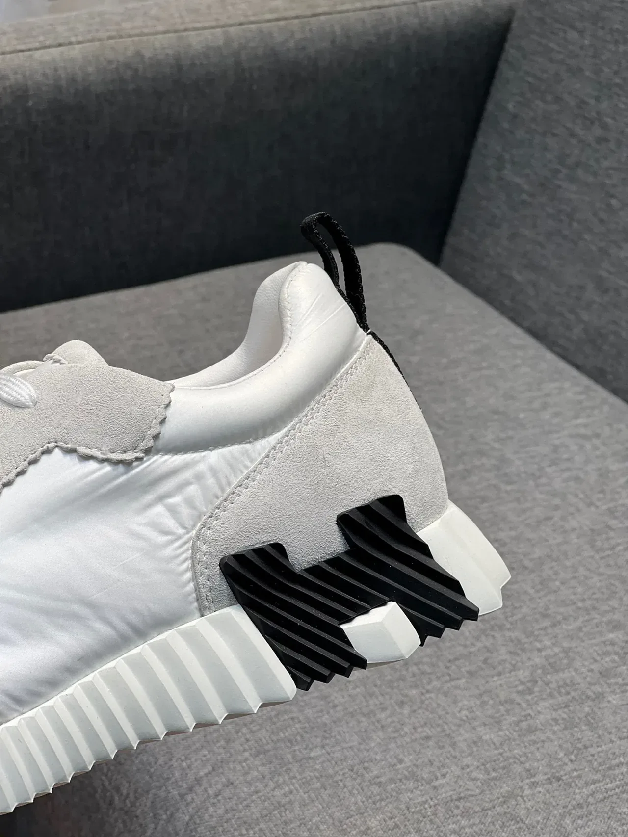 Hermès Sneakers Lifestyle Blanc et Noir Daim et Nylon Supérieur avec Détail de Couture Scallopée 8
