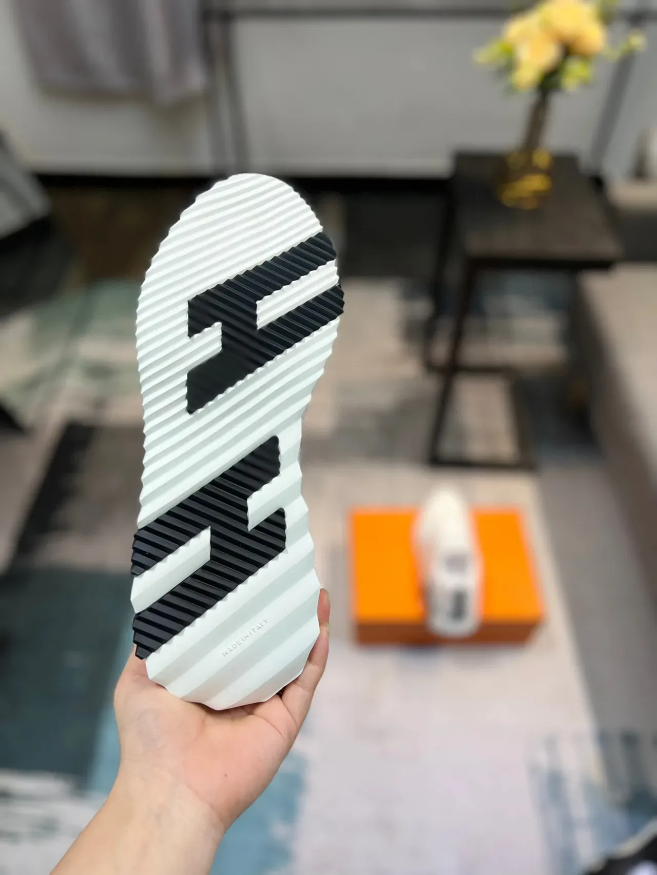 Hermès Sneakers Lifestyle Blanc et Noir Daim et Nylon Supérieur avec Détail de Couture Scallopée 9