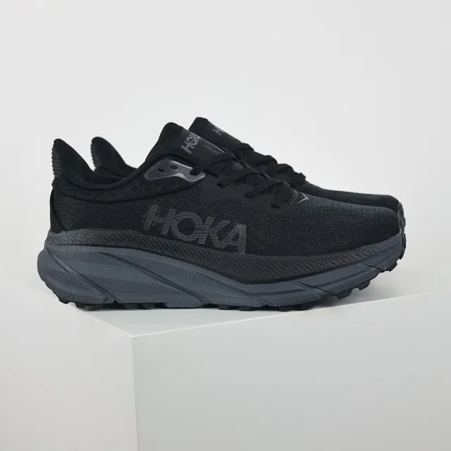 Hoka काला भूरा निट अपर टोनल मोनोक्रोम रनिंग जूते 3