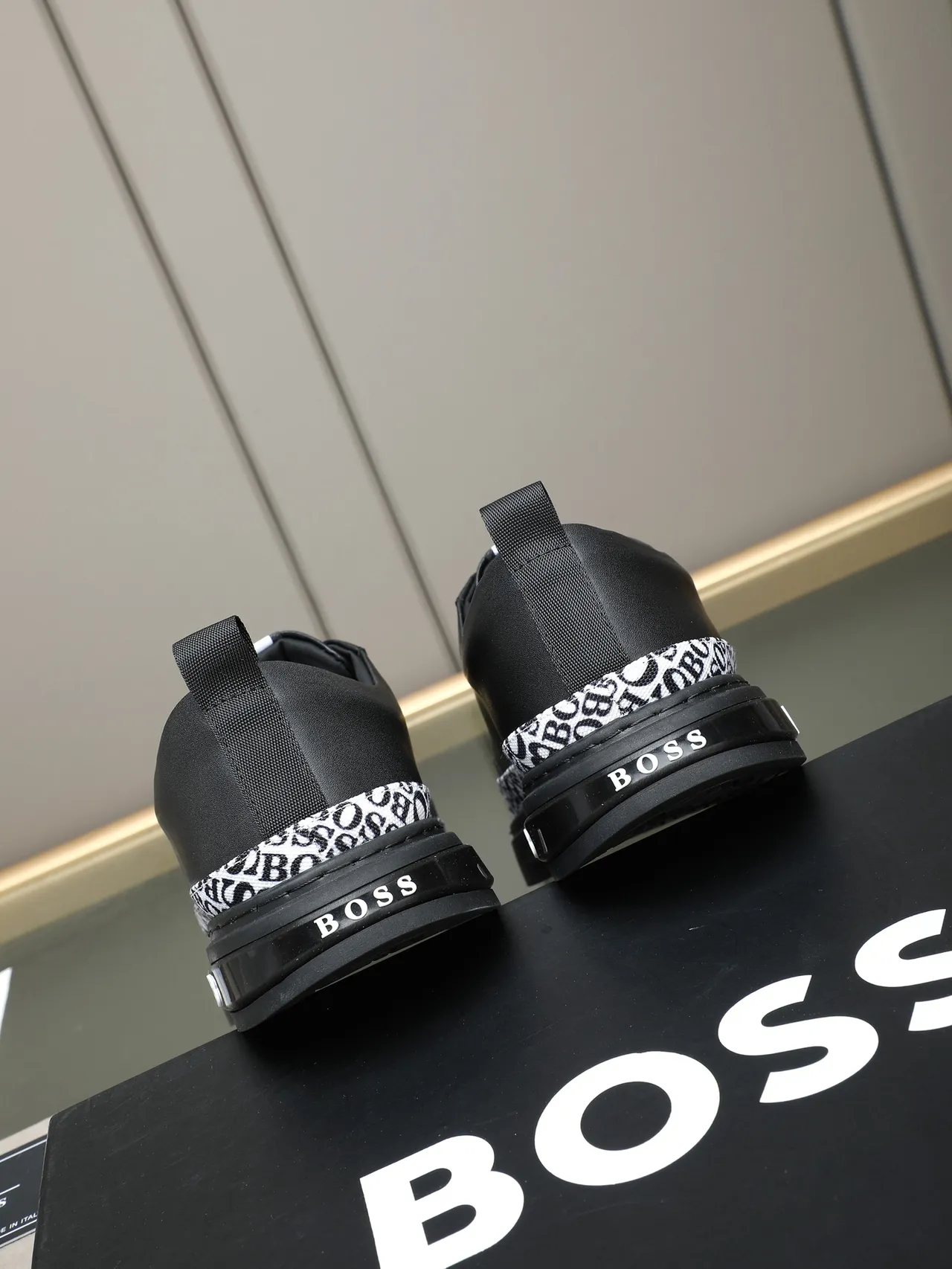 Hugo Boss Negro Blanco Cuero Superior Banda del Dedo del Pie Monogramado Lifestyle Sneakers 3