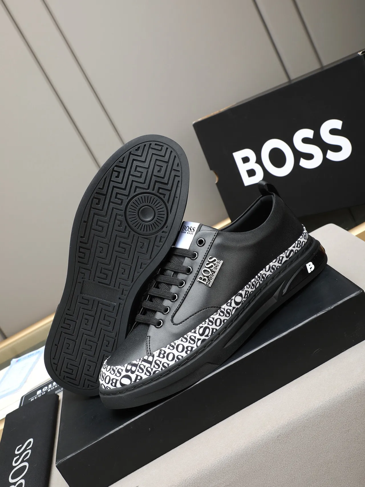 Hugo Boss Negro Blanco Cuero Superior Banda del Dedo del Pie Monogramado Lifestyle Sneakers 4