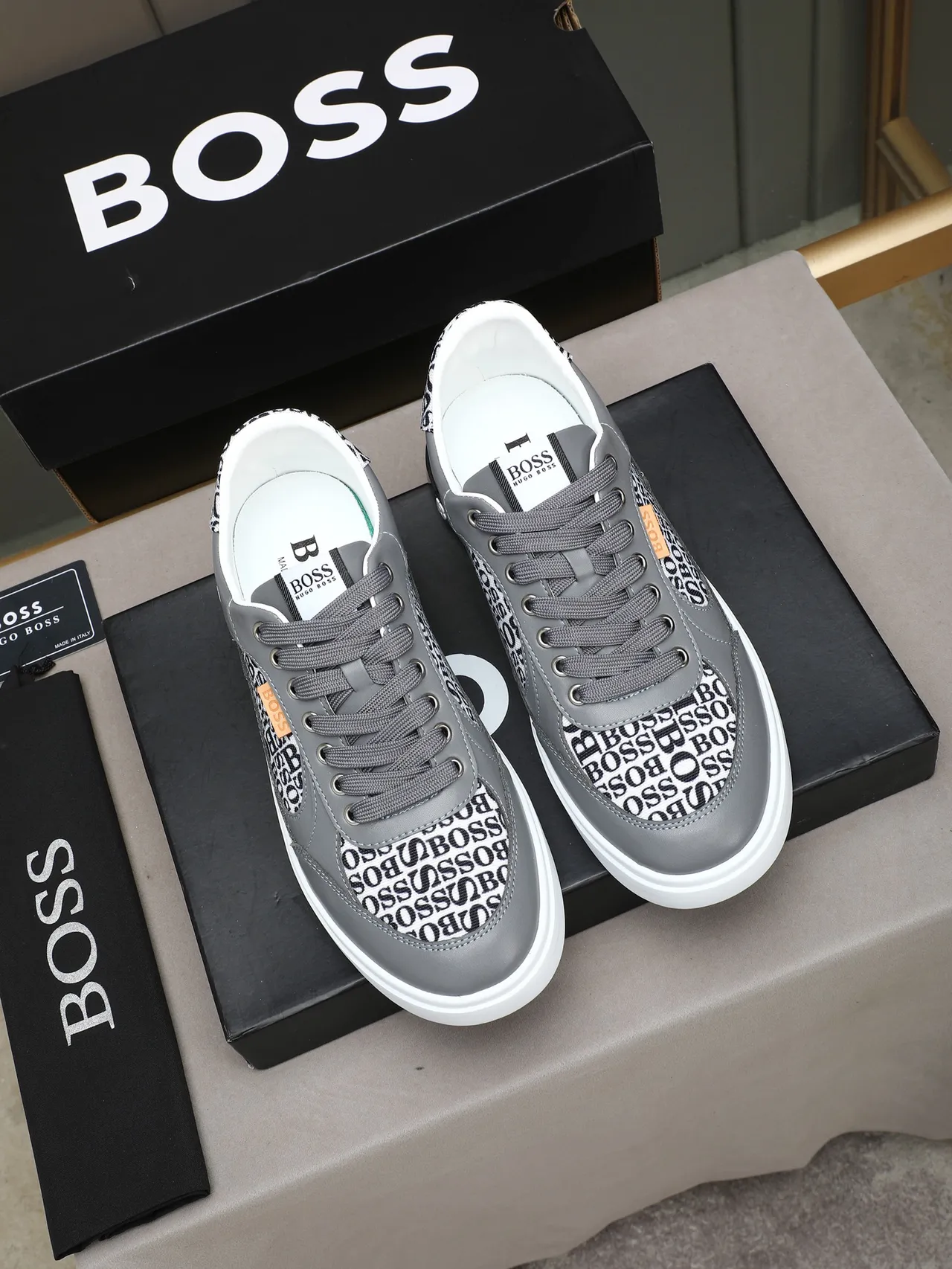 Hugo Boss رمادي مونوغرام لايف ستايل سينيكرز 2