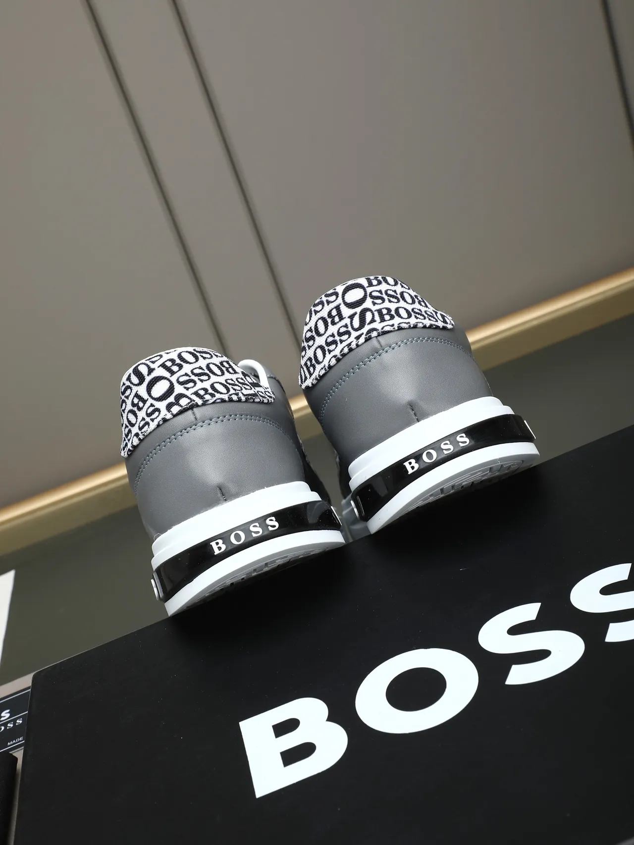 Hugo Boss رمادي مونوغرام لايف ستايل سينيكرز 3