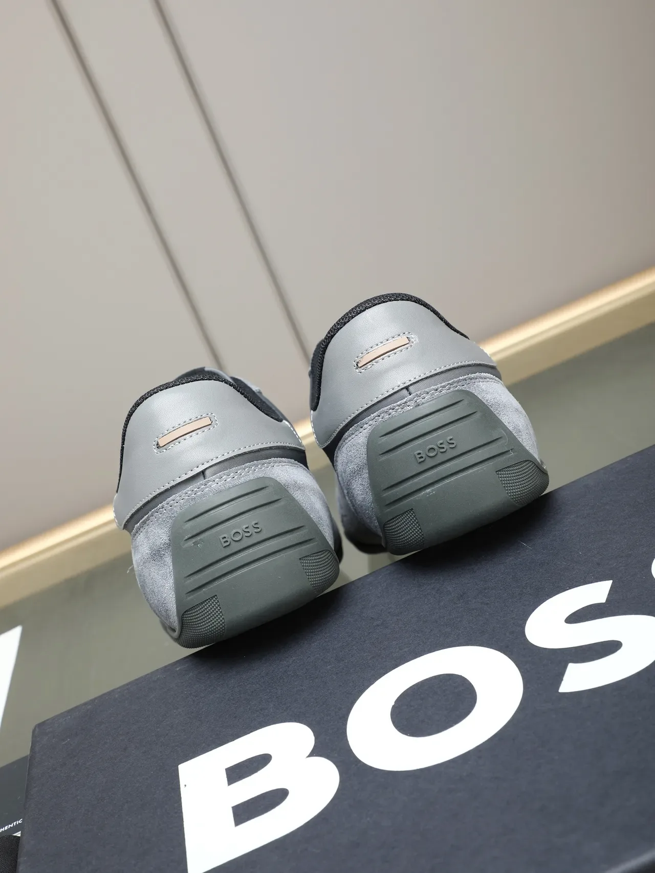 Hugo Boss ग्रे स्यूड और सिंथेटिक लेस-अप लाइफस्टाइल स्नीकर 3