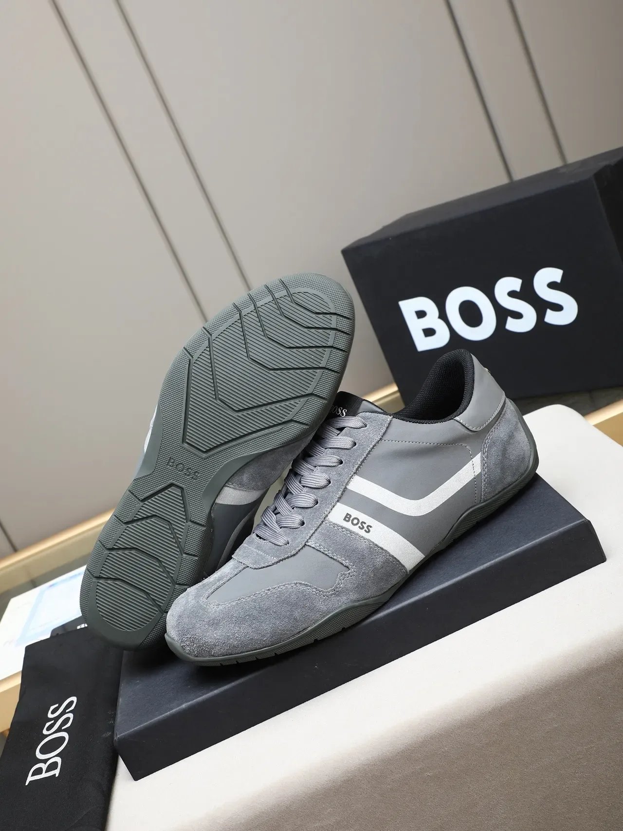Hugo Boss ग्रे स्यूड और सिंथेटिक लेस-अप लाइफस्टाइल स्नीकर 4
