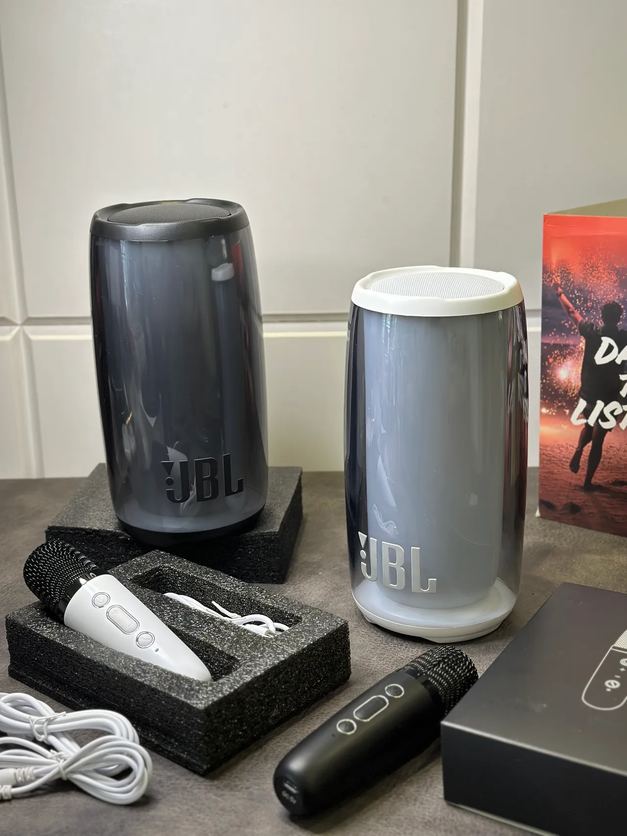JBL Cinza Branco Corpo Cilíndrico Transparente Topo e Base Altifalante Portátil 2