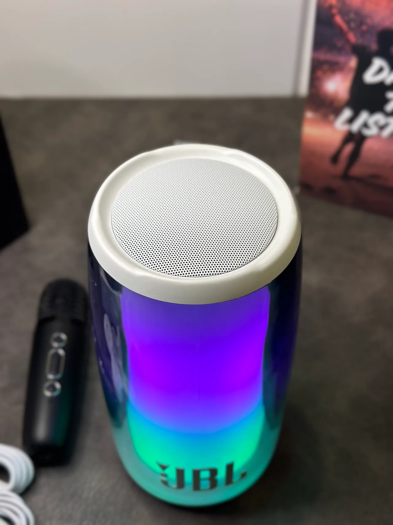 JBL Cinza Branco Corpo Cilíndrico Transparente Topo e Base Altifalante Portátil 3