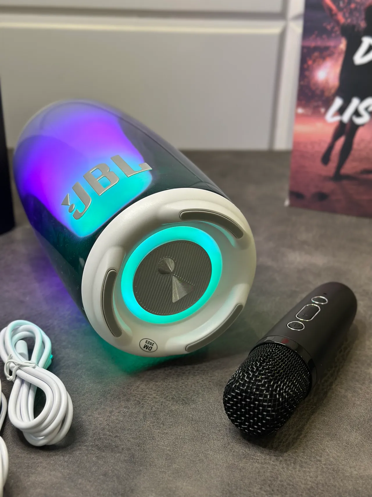 JBL Cinza Branco Corpo Cilíndrico Transparente Topo e Base Altifalante Portátil 5