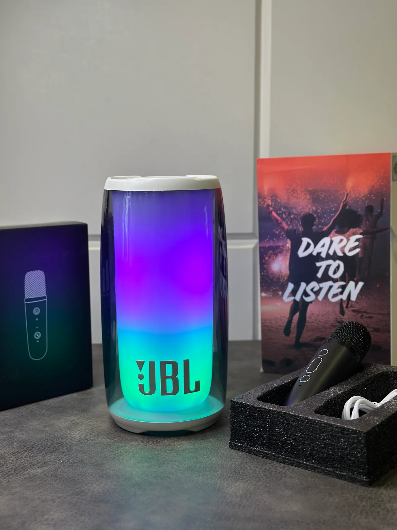 JBL Cinza Branco Corpo Cilíndrico Transparente Topo e Base Altifalante Portátil 7