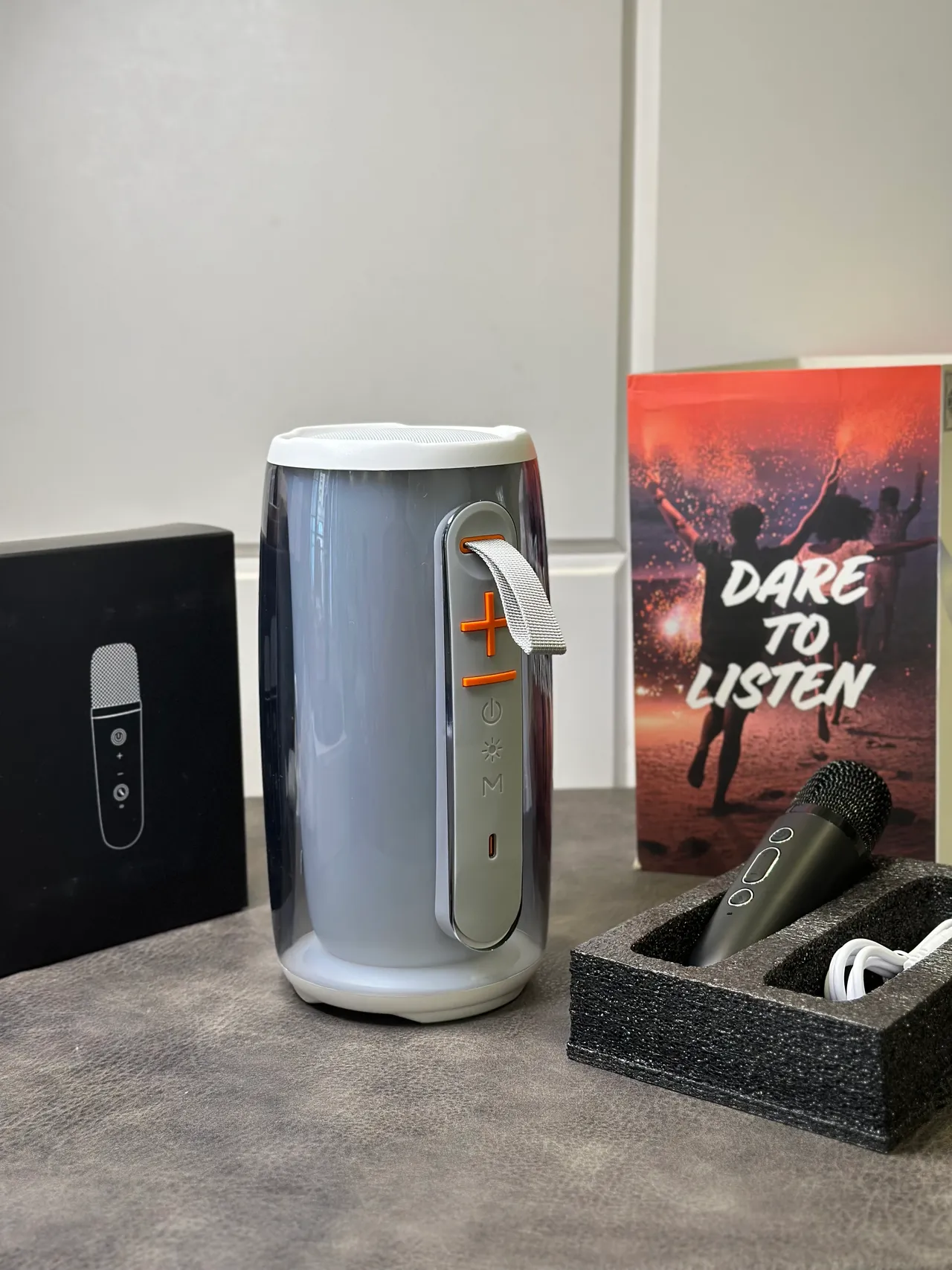 JBL Cinza Branco Corpo Cilíndrico Transparente Topo e Base Altifalante Portátil 9
