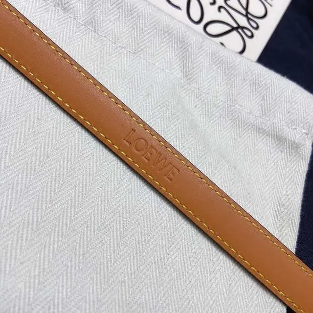 Loewe Anagram Belt 黑色金色窄版白色对比缝线皮带 4