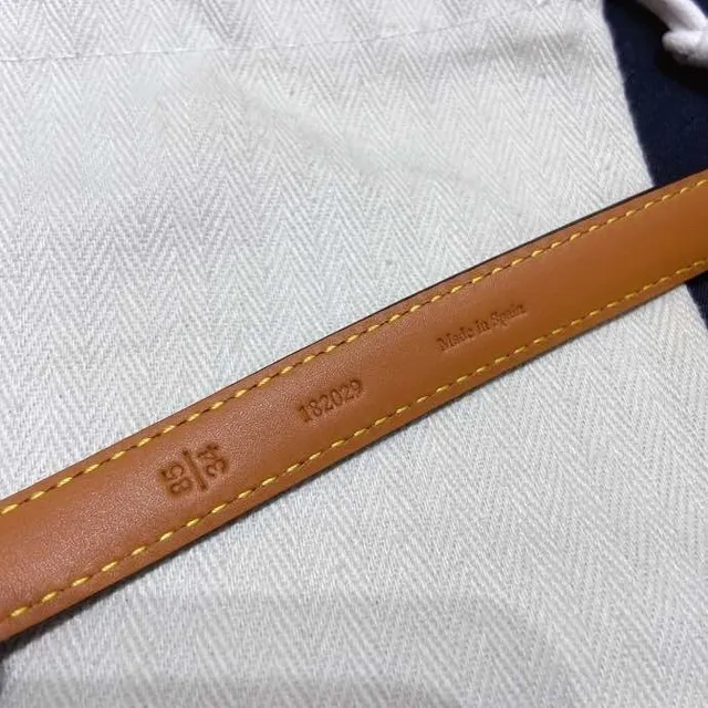 Loewe Anagram Belt 黑色金色窄版白色对比缝线皮带 5