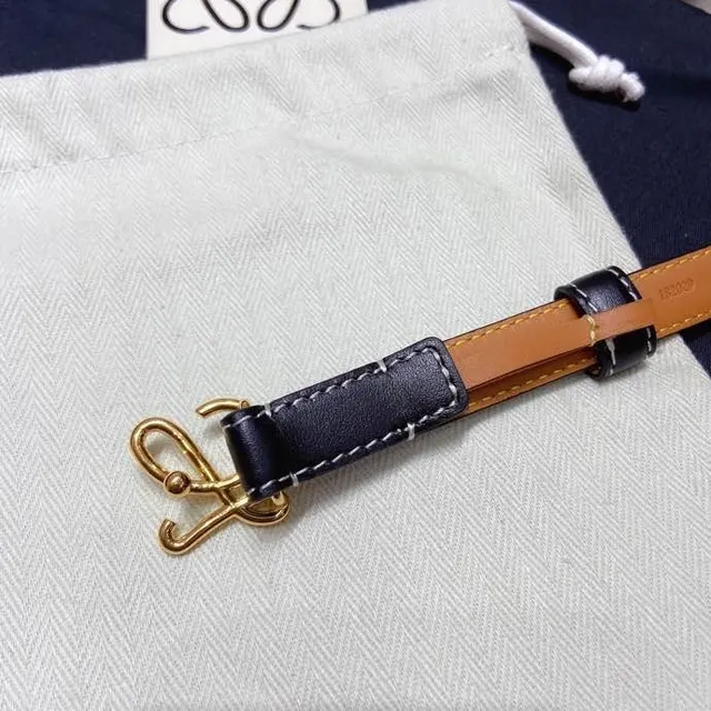 Loewe Anagram Belt 黑色金色窄版白色对比缝线皮带 6