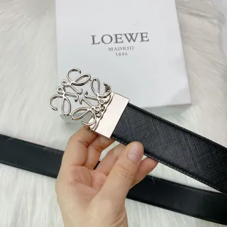Loewe Anagram حزام جلد أسود مُنَسَّج مع مشبك فضي