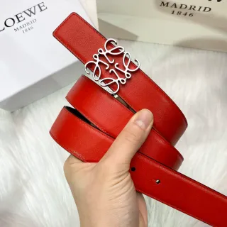 Loewe Anagram حزام جلد أحمر ببكل فضي ناعم