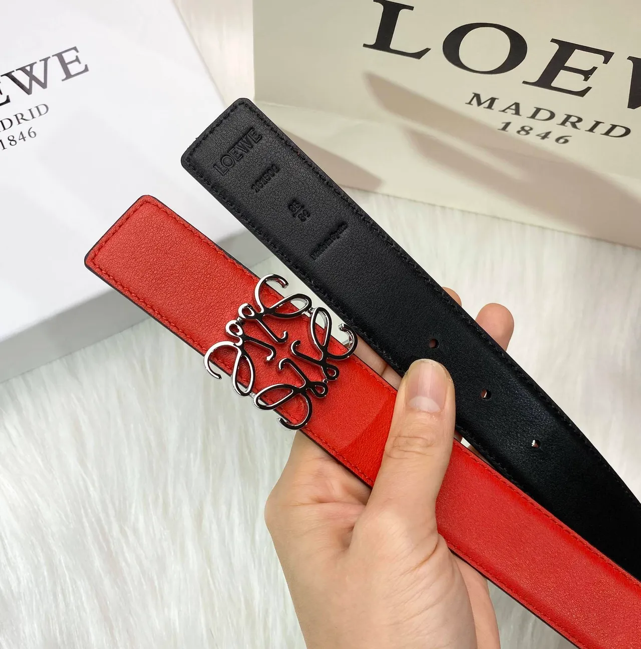 Loewe Anagram 红色银色扣头光滑皮革腰带 2