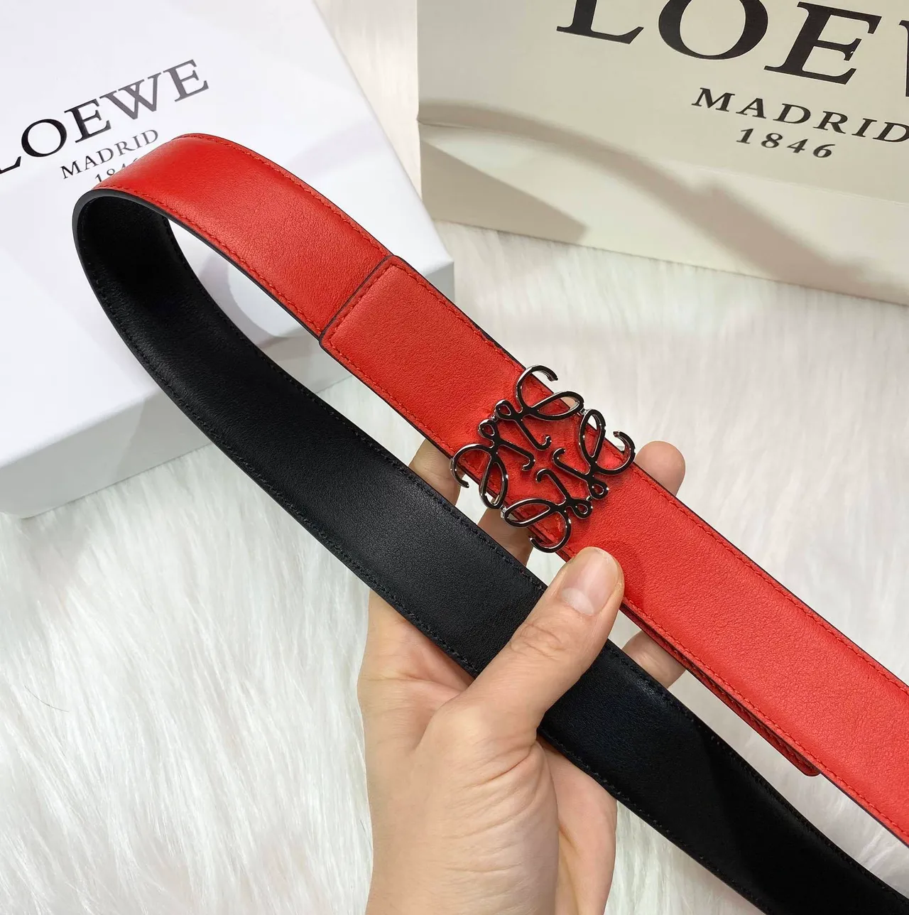 Loewe Anagram 红色银色扣头光滑皮革腰带 5