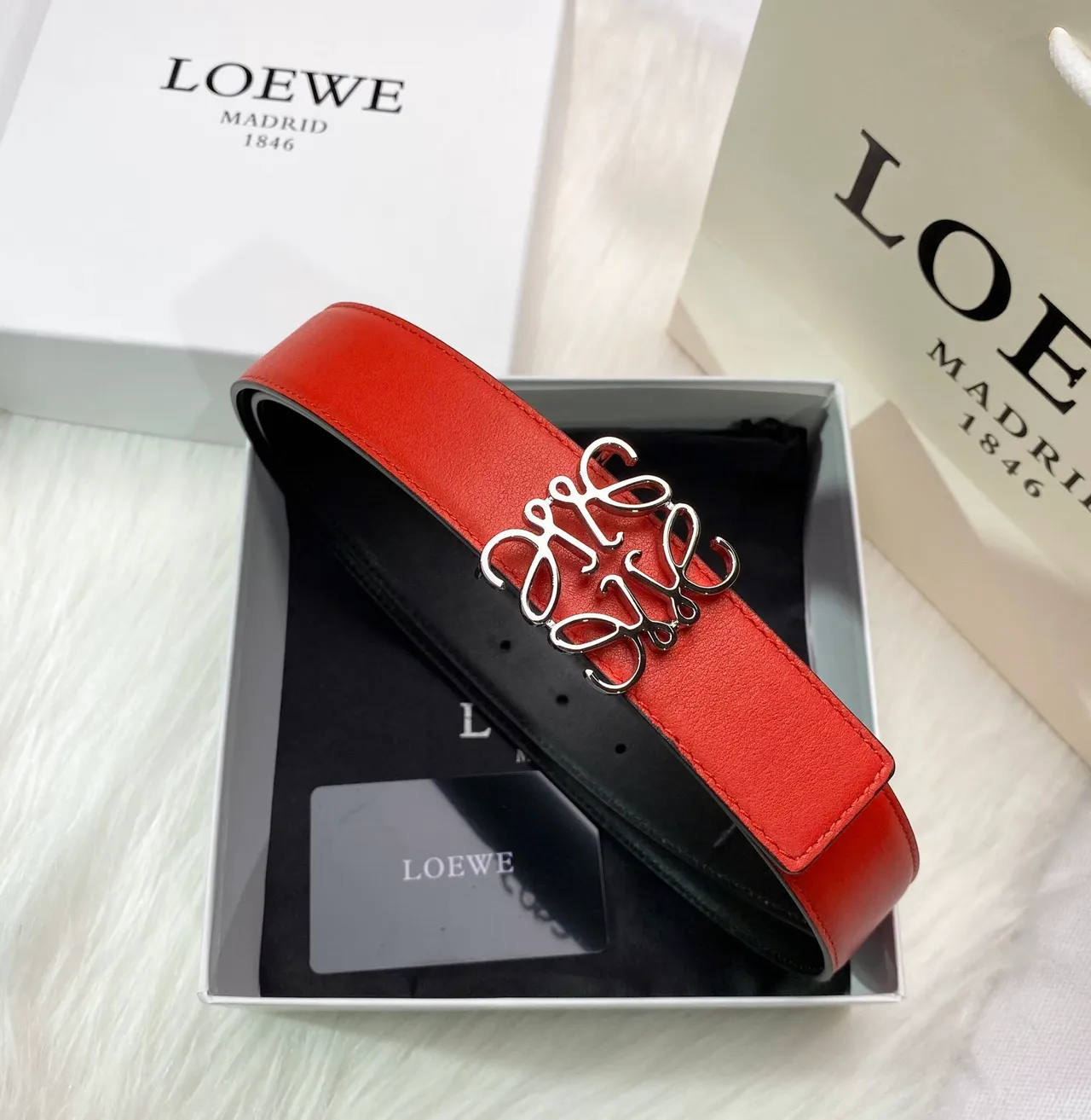 Loewe Anagram 红色银色扣头光滑皮革腰带 6