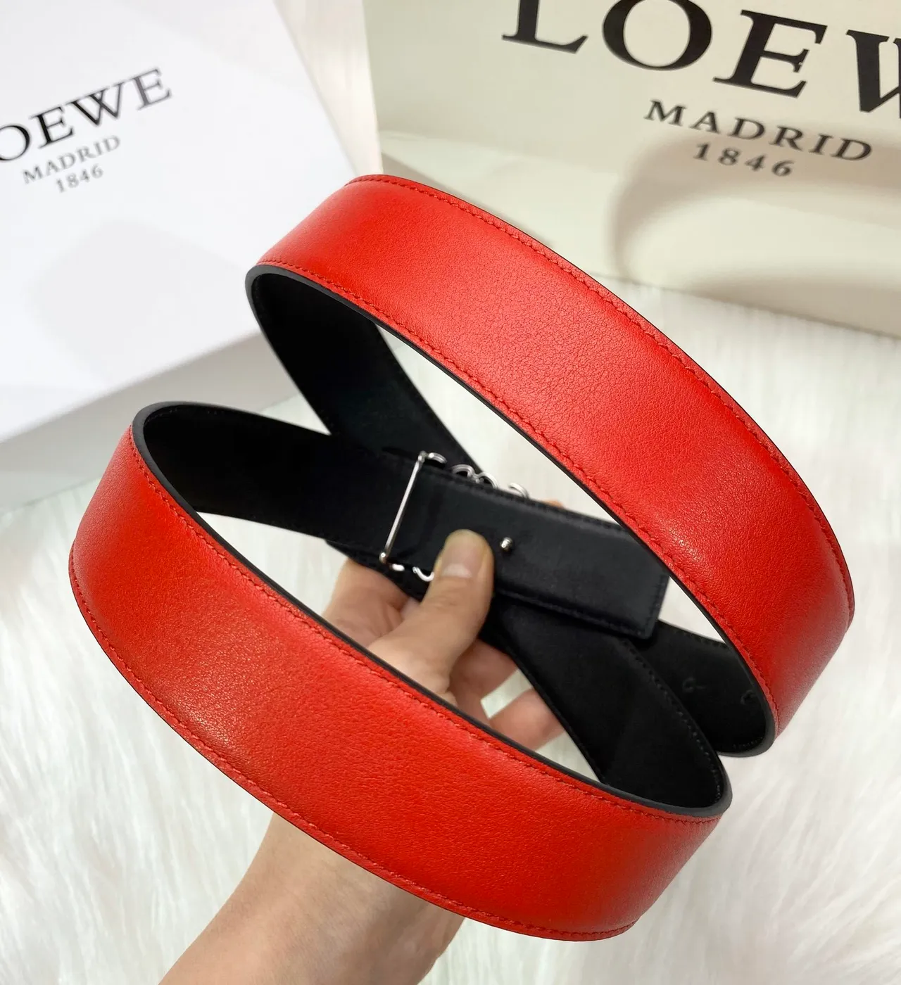 Loewe Anagram 红色银色扣头光滑皮革腰带 8