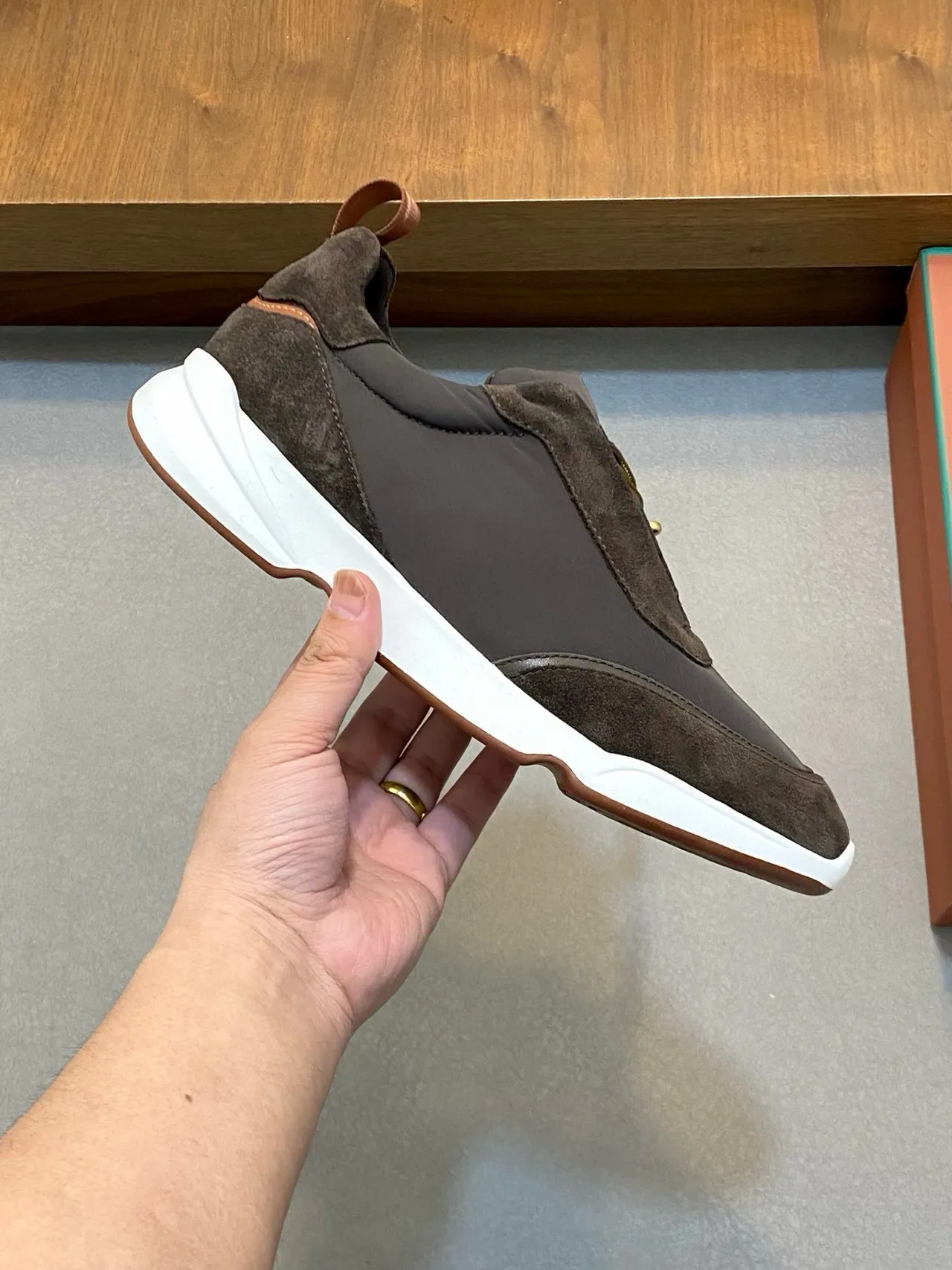 Loro Piana أحذية رياضية أسلوب حياة بني وأسود سويدي تسليب أون 4