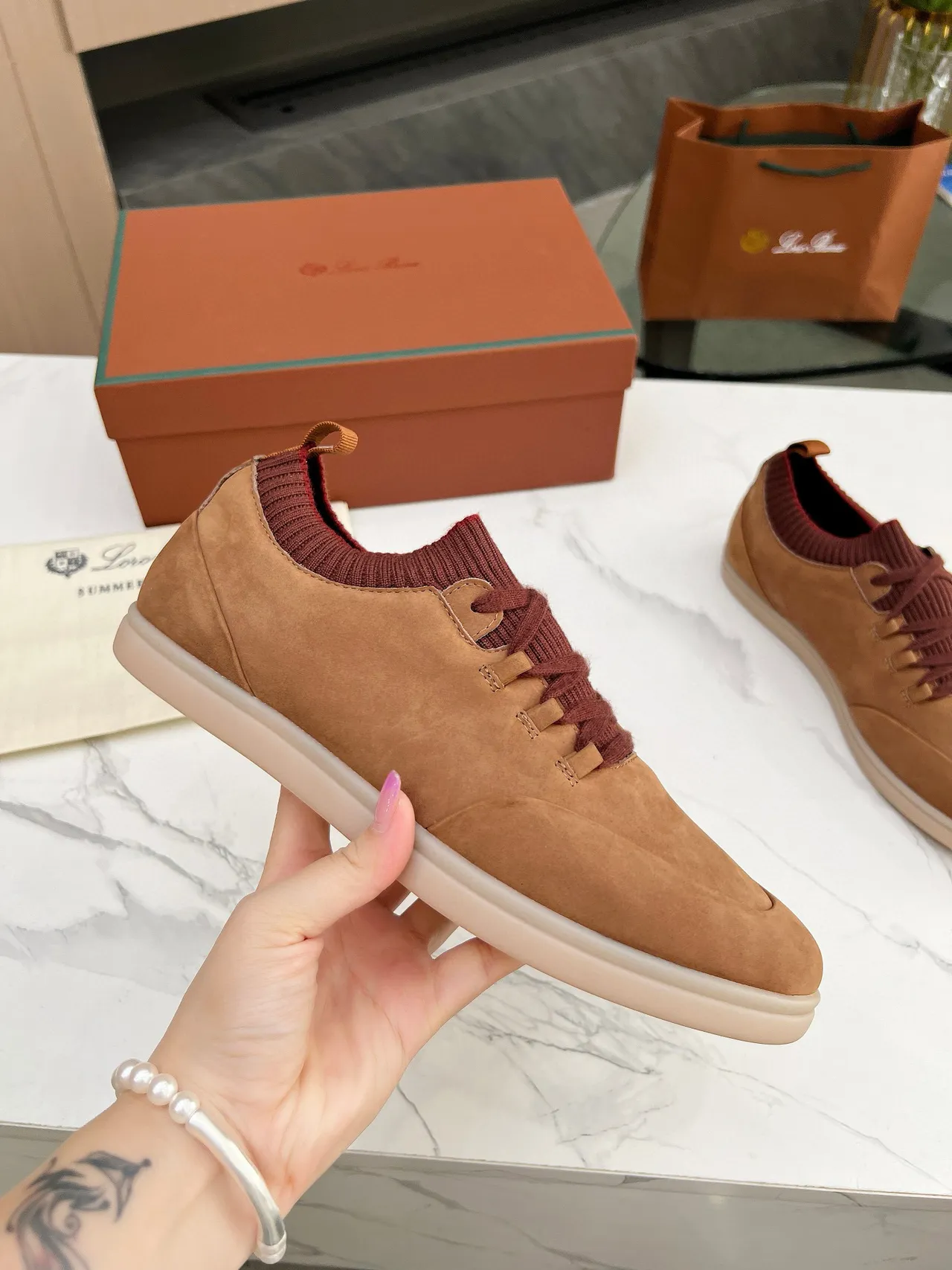 Loro Piana Sapatos Casuais de Camurça Tan e Gola de Tricô Borgonha 2