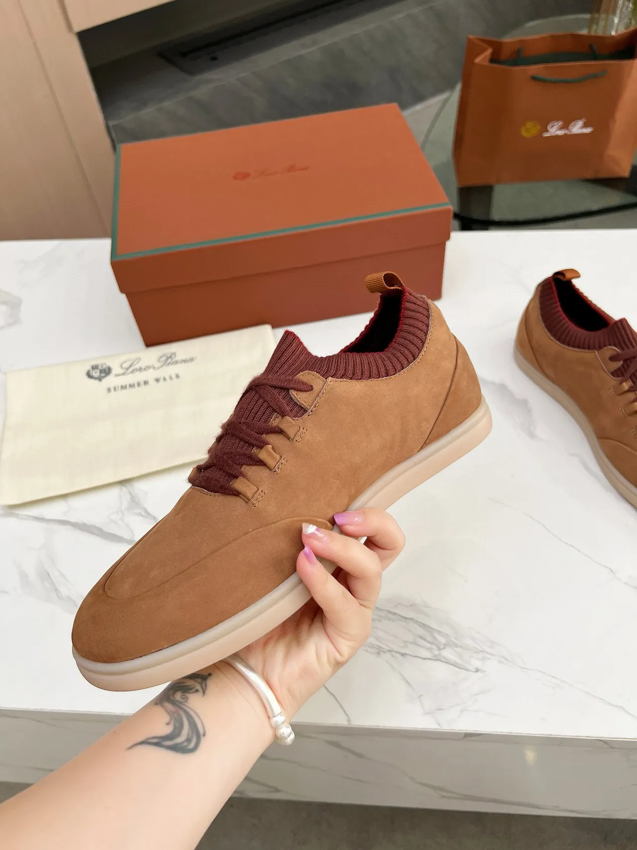 Loro Piana Sapatos Casuais de Camurça Tan e Gola de Tricô Borgonha 3