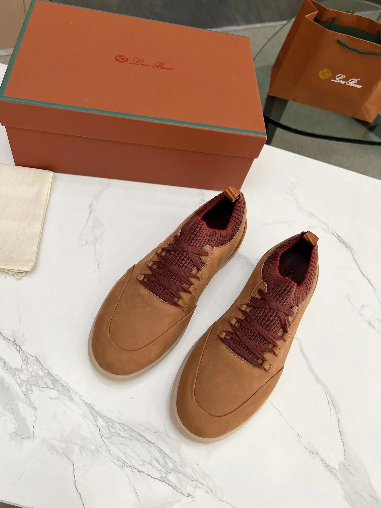 Loro Piana Sapatos Casuais de Camurça Tan e Gola de Tricô Borgonha 4