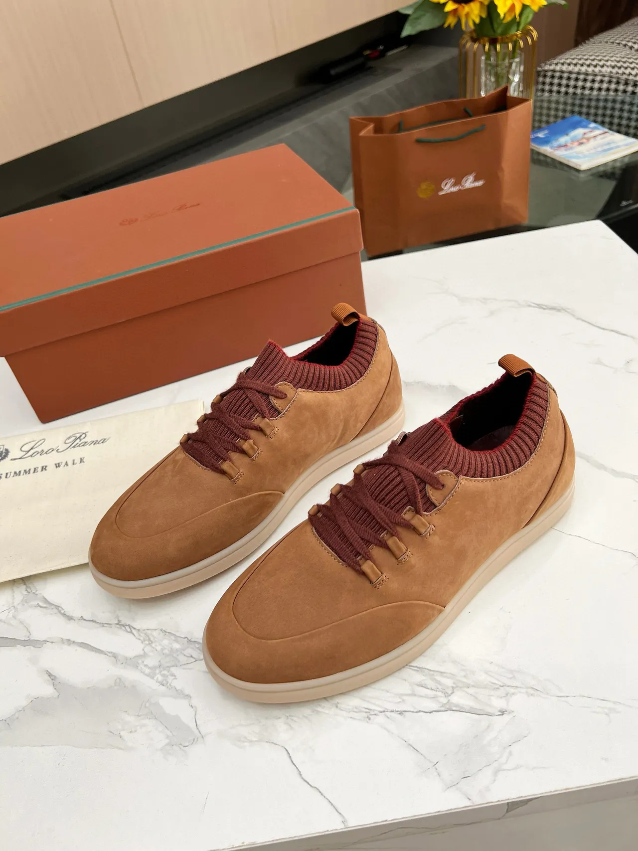 Loro Piana Sapatos Casuais de Camurça Tan e Gola de Tricô Borgonha 5